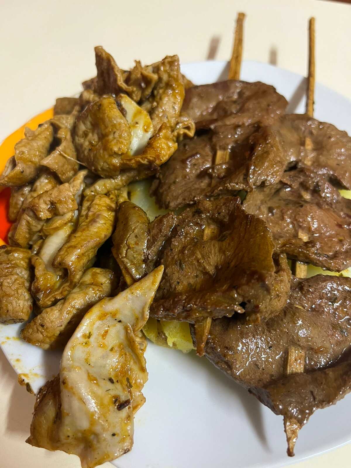 2 Anticuchos, Choncholí, Papa y Gaseosa