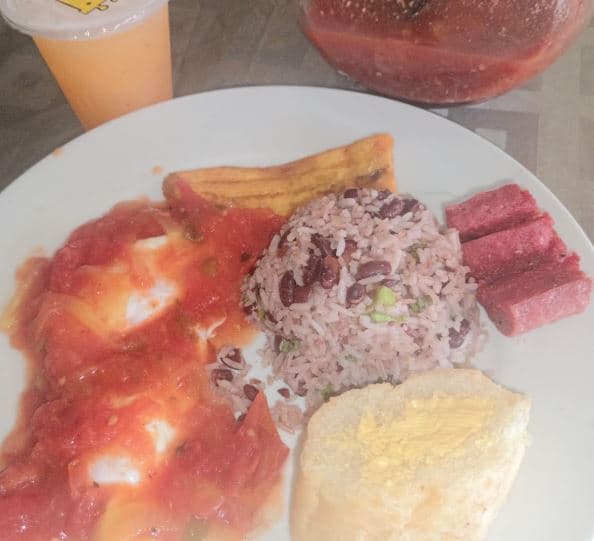 Pinto con Huevos Rancheros + Refresco de la Casa