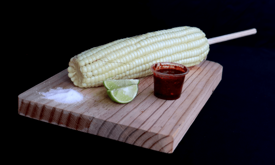 Elote Entero con Sal y Limón