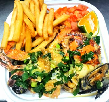 Mariscos al Ajillo con Vegetales Mixtos