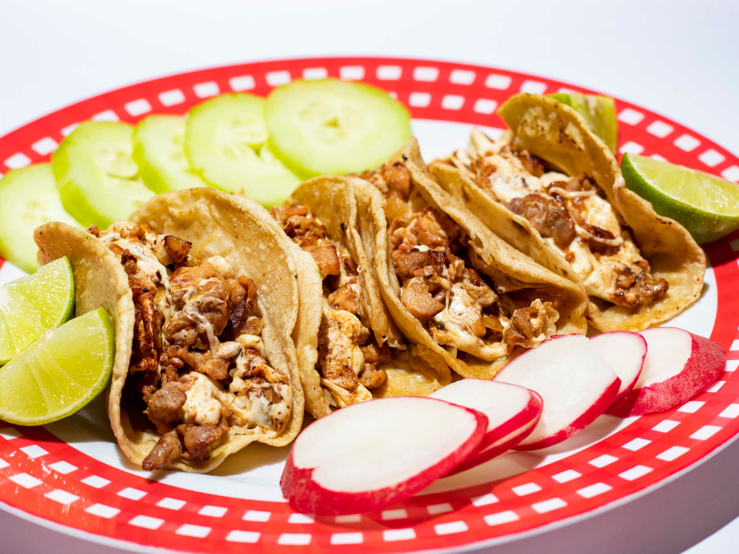 ORDEN 4 TACOS BISTEC C/QUESO + COCA COLA 600 ML