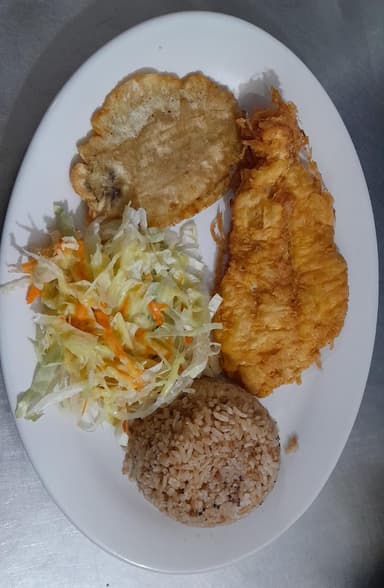 Comida con Filete de Róbalo Frito