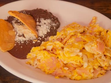 HUEVOS REVUELTOS CON JAMÓN