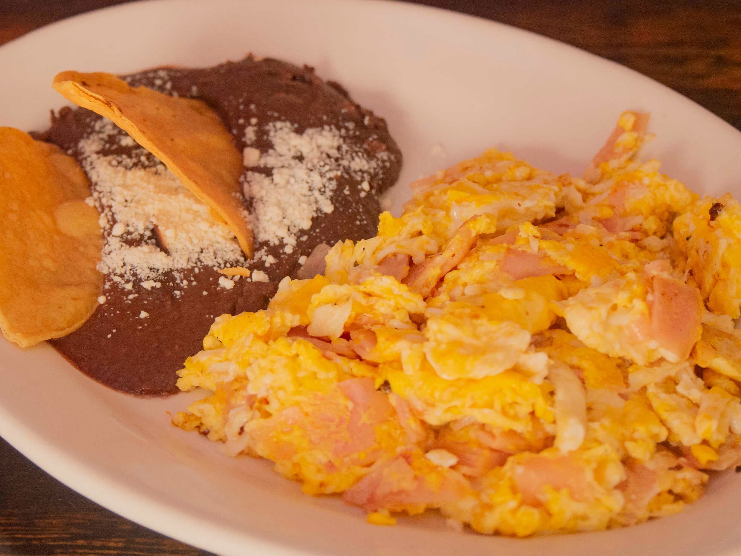 HUEVOS REVUELTOS CON JAMÓN