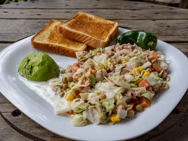 Ensalada de Atún con pan tostado