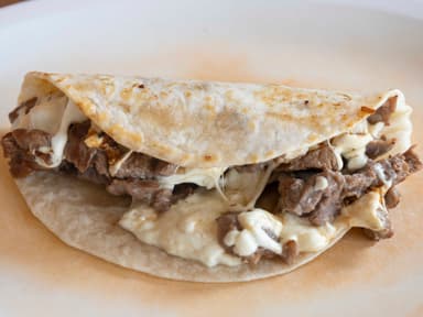 Taco de Bistec  con queso tortilla harina