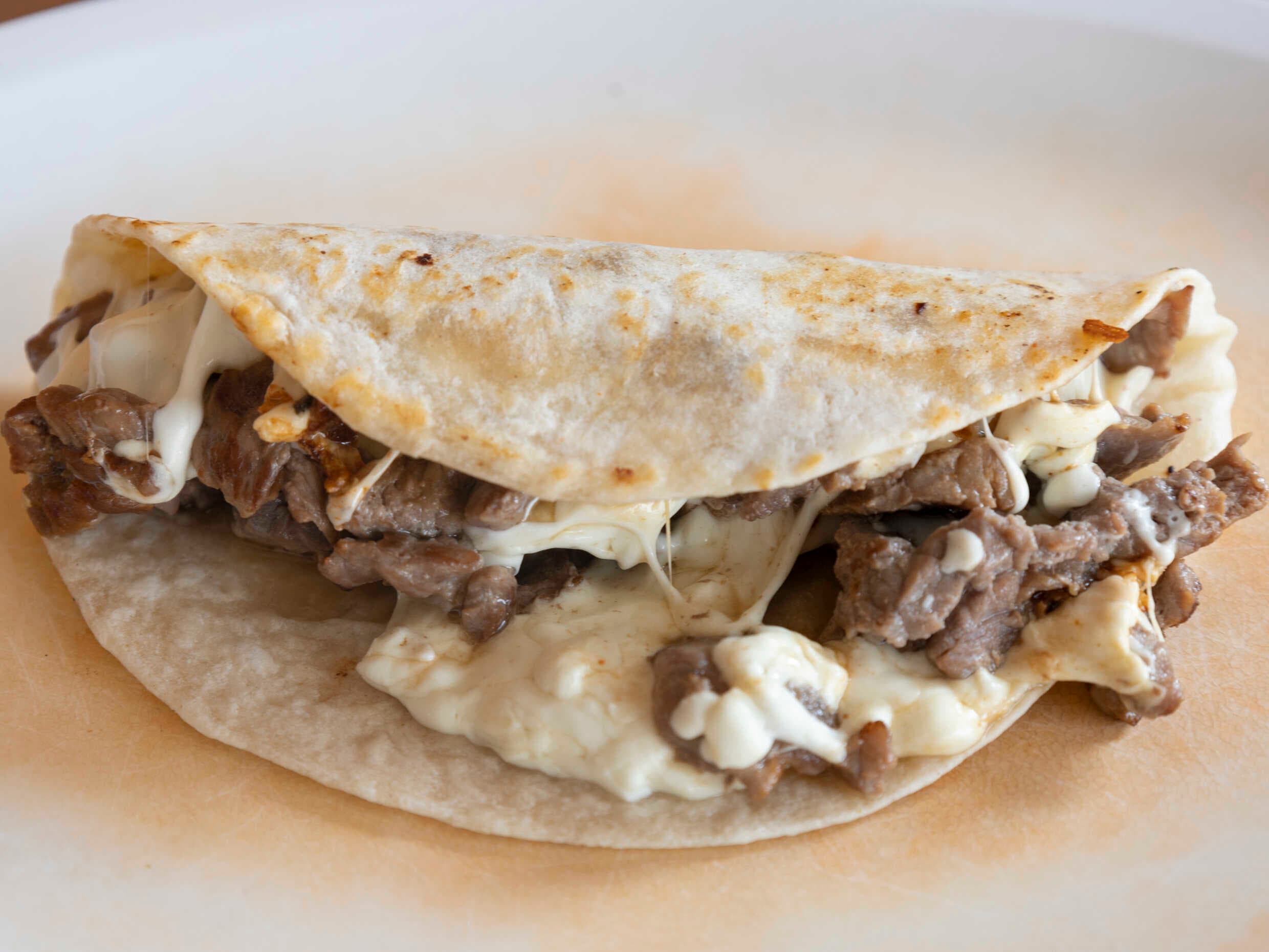 Taco de Bistec  con queso tortilla harina