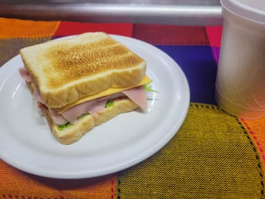 1 Sandwich de jamón  c queso americano + Cafe 🥪
