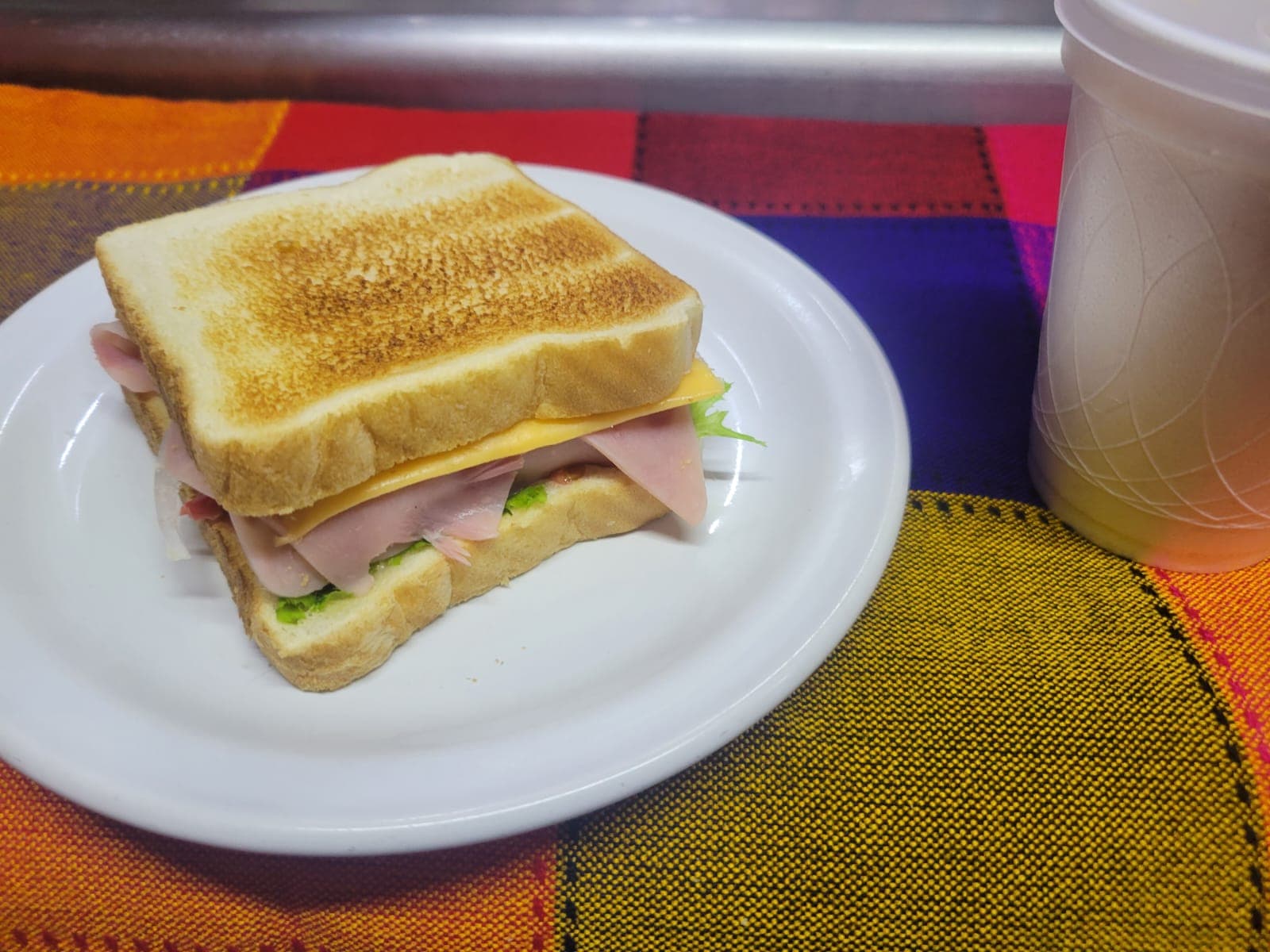 1 Sandwich de jamón  c queso americano + Cafe 🥪