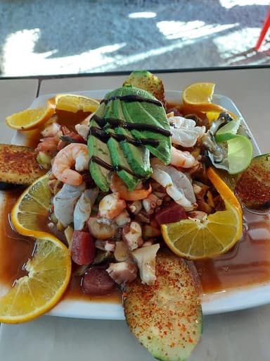 Tostada Especial Los Plebes