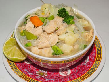 SOPA SHUCAI (pollo y verduras picadas)