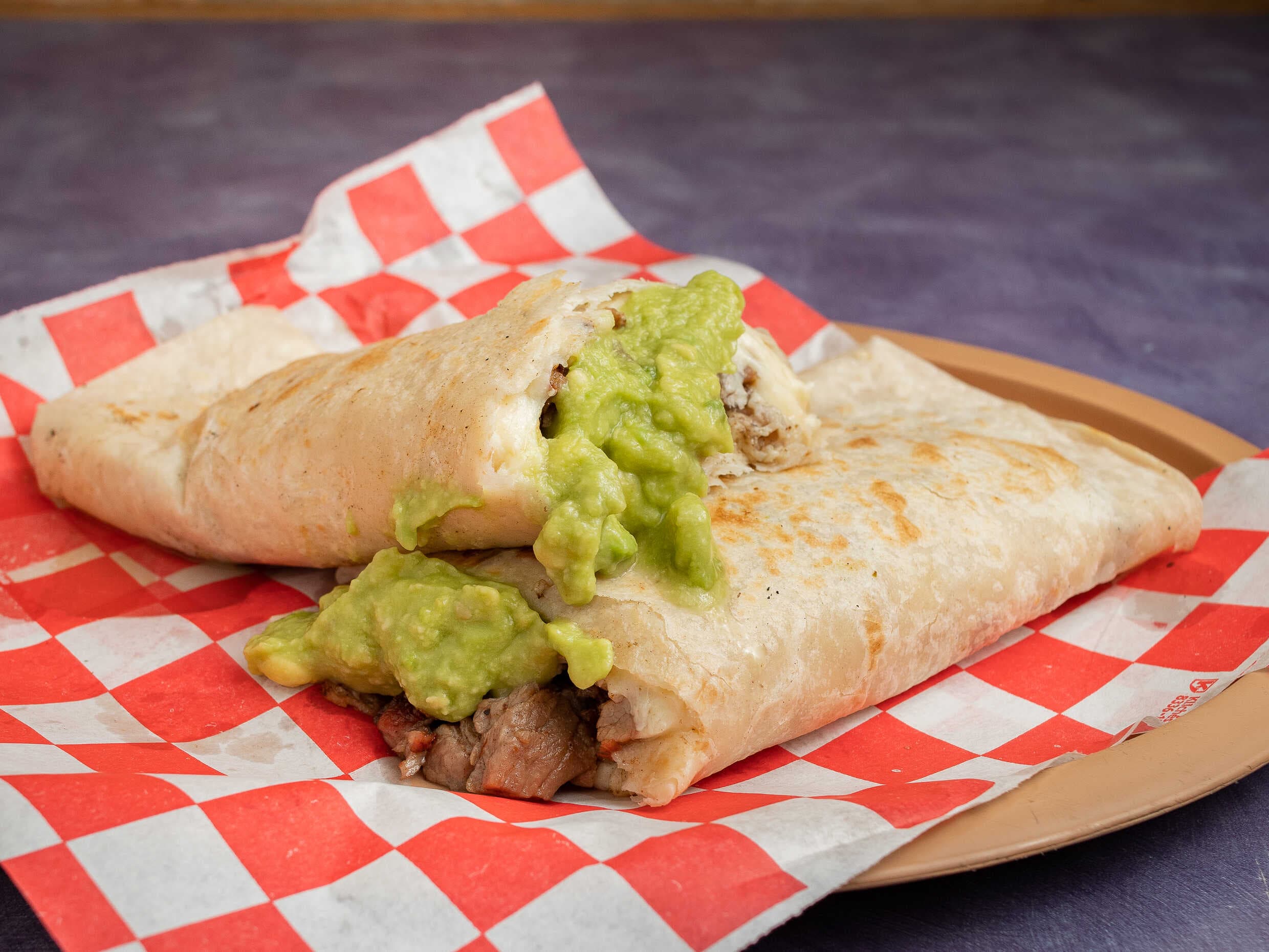 Burrito con Queso y Aguacate