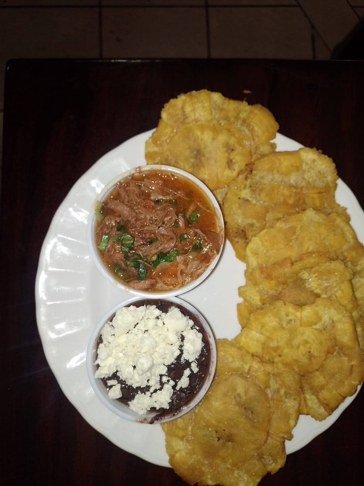 Patacones con Carne más Frijoles Molidos