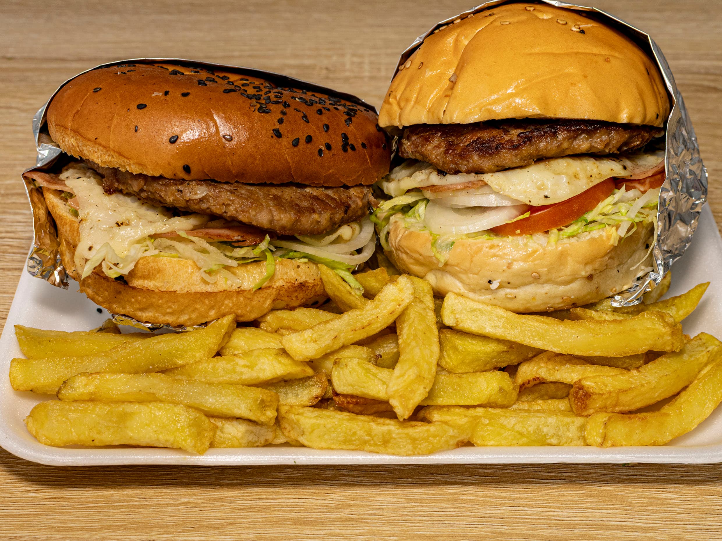 2’ Burger Canelo Zoo & Papas Fritas
