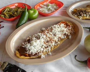 Huarache de Chorizo Rojo