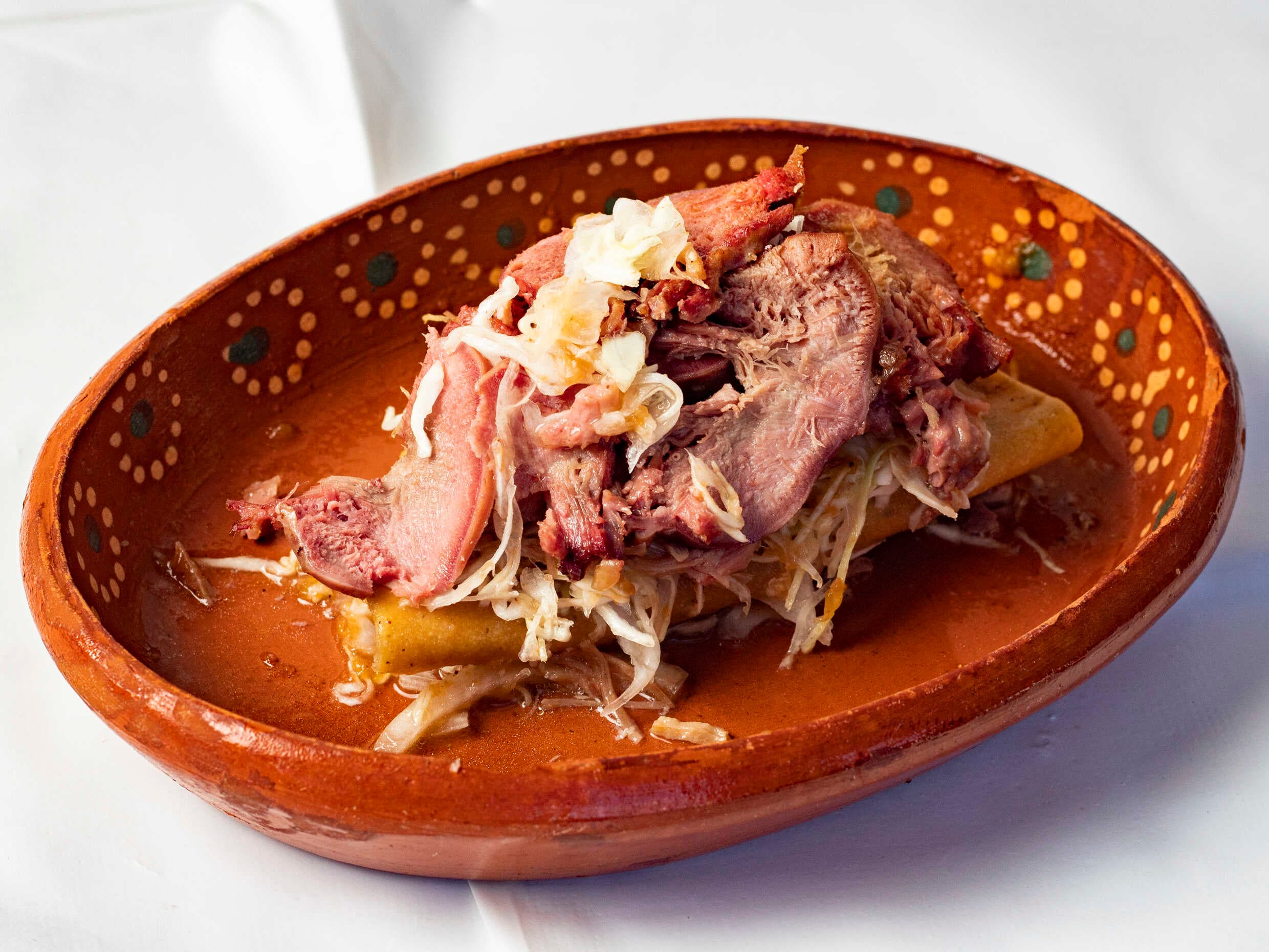 Taco dorado de papa con carnita, buche y lengua