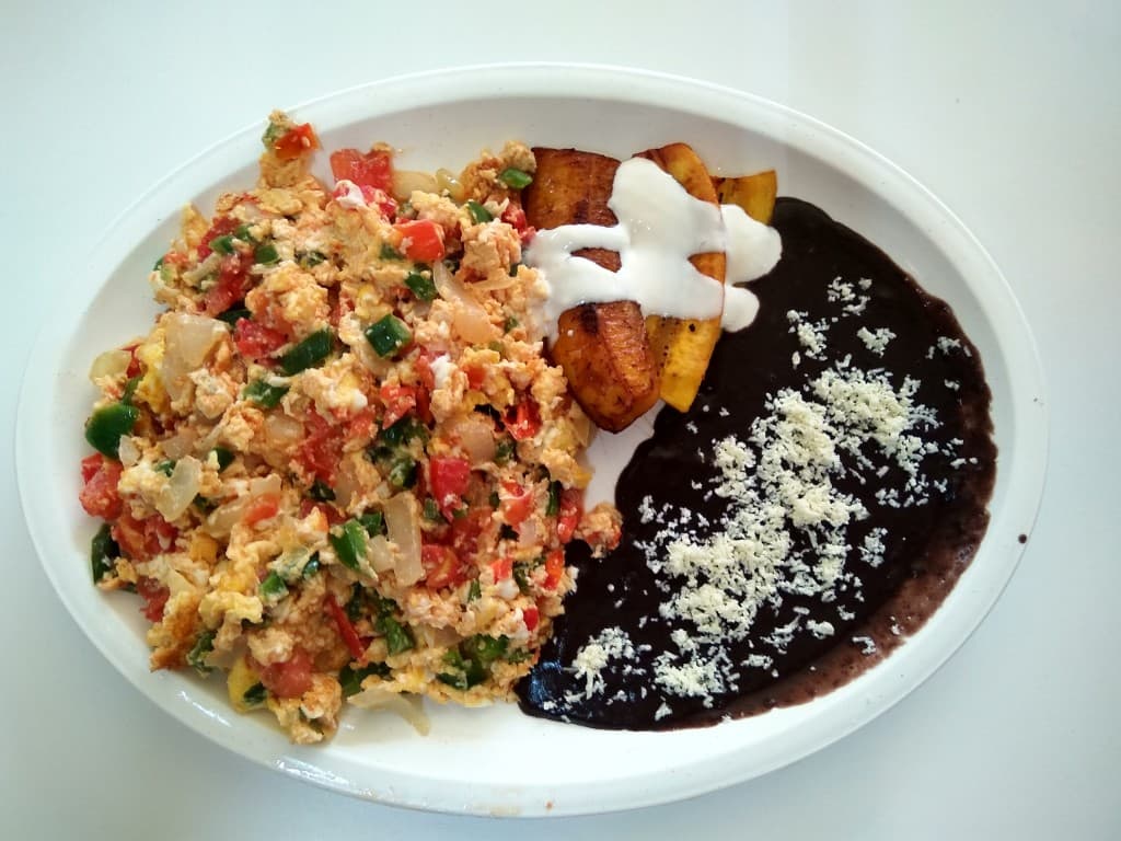 Combo huevos a la mexicana + limonada