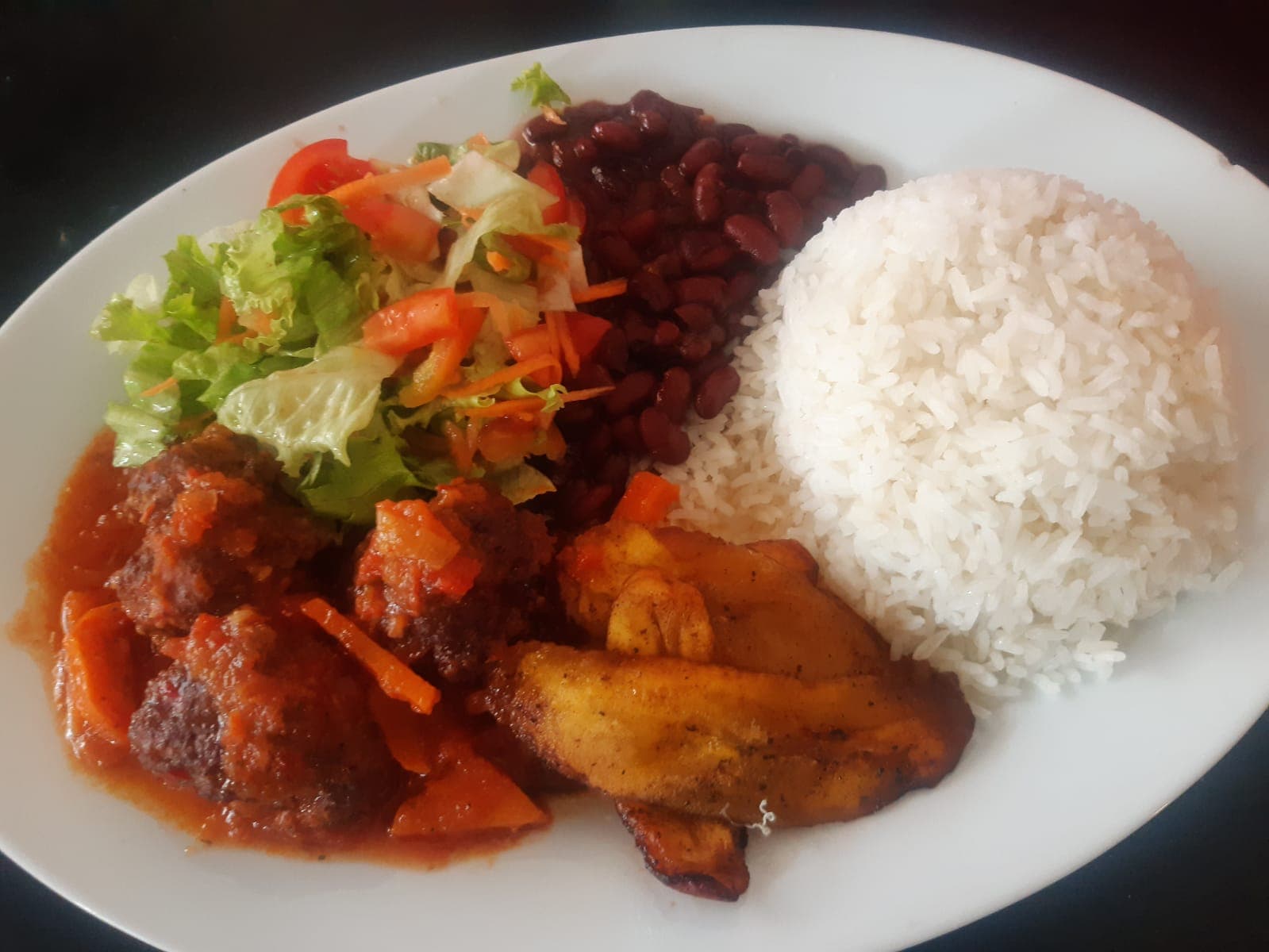 Casado con Pollo en Salsa + Refresco