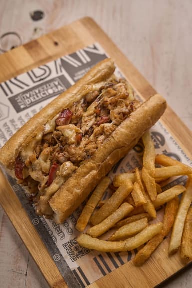 Philly Pollo con Tocineta + papas + Limonada 16 Oz