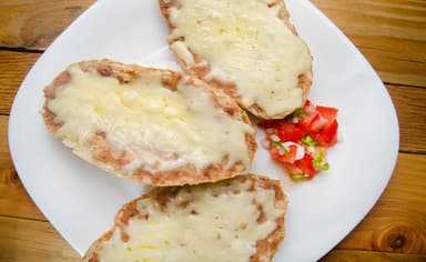Mollete de Frijol con Gratín