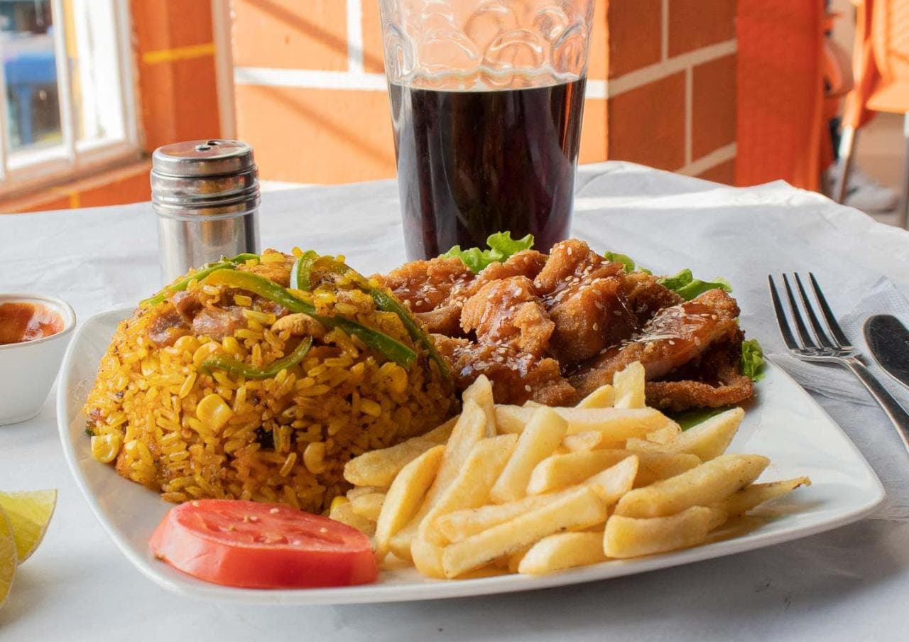 Arroz Paisa + Cerdo Agridulce + Papas + Gaseosa