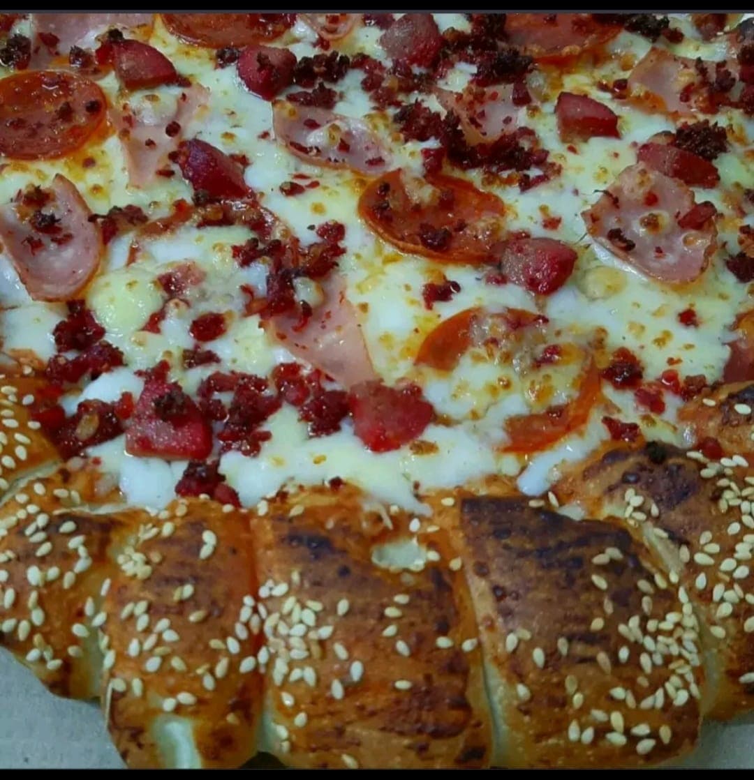 Pizza Carnes Frías Mediana Orilla de Queso