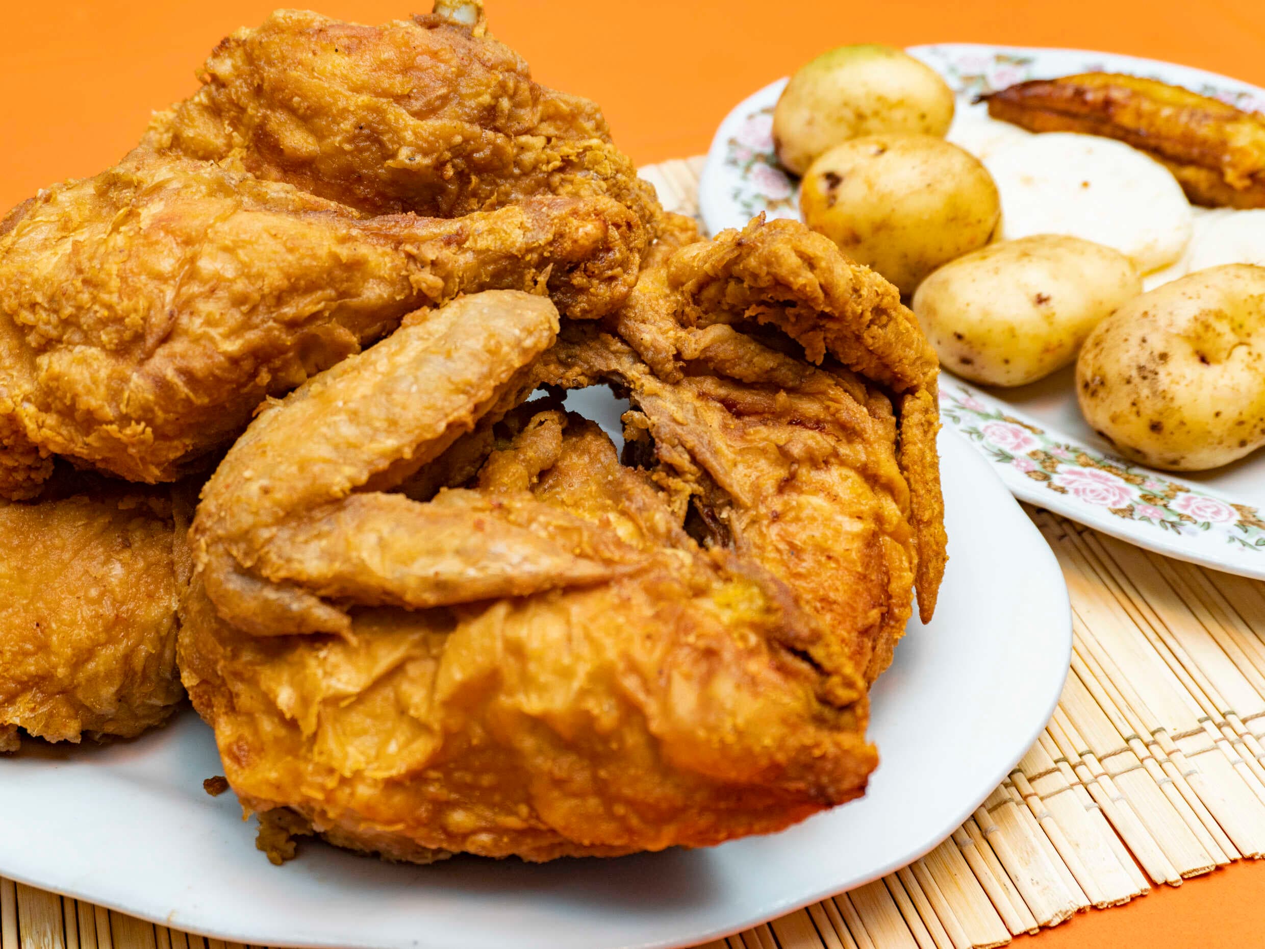 Pollo Apanado 8 Presas con Maduro, Papa y Arepa