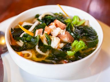 Miso con Mariscos Vegetales y Udón Japonés