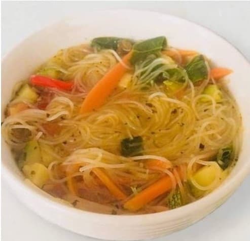 Sopa de Verduras con Fideo Chino