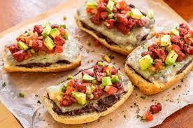 Molletes con Tocino mas Agua de Sabor
