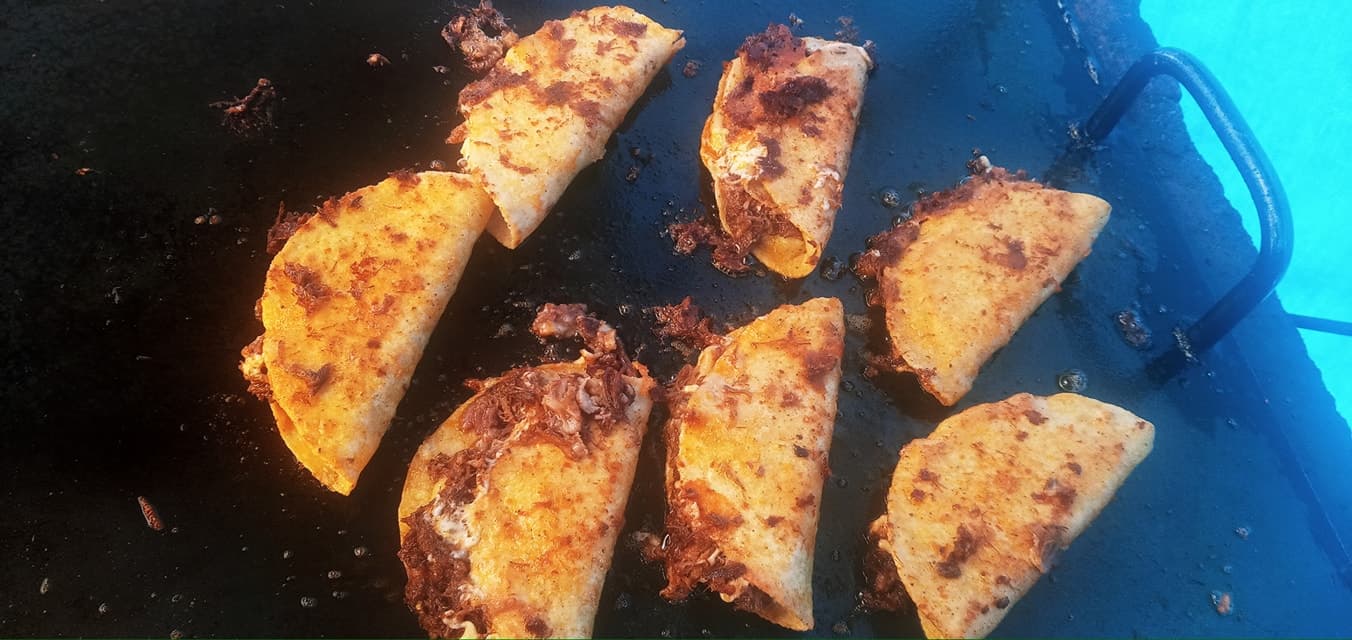 COMBO PARA COMPARTIR 10 quesa birrias y consomé