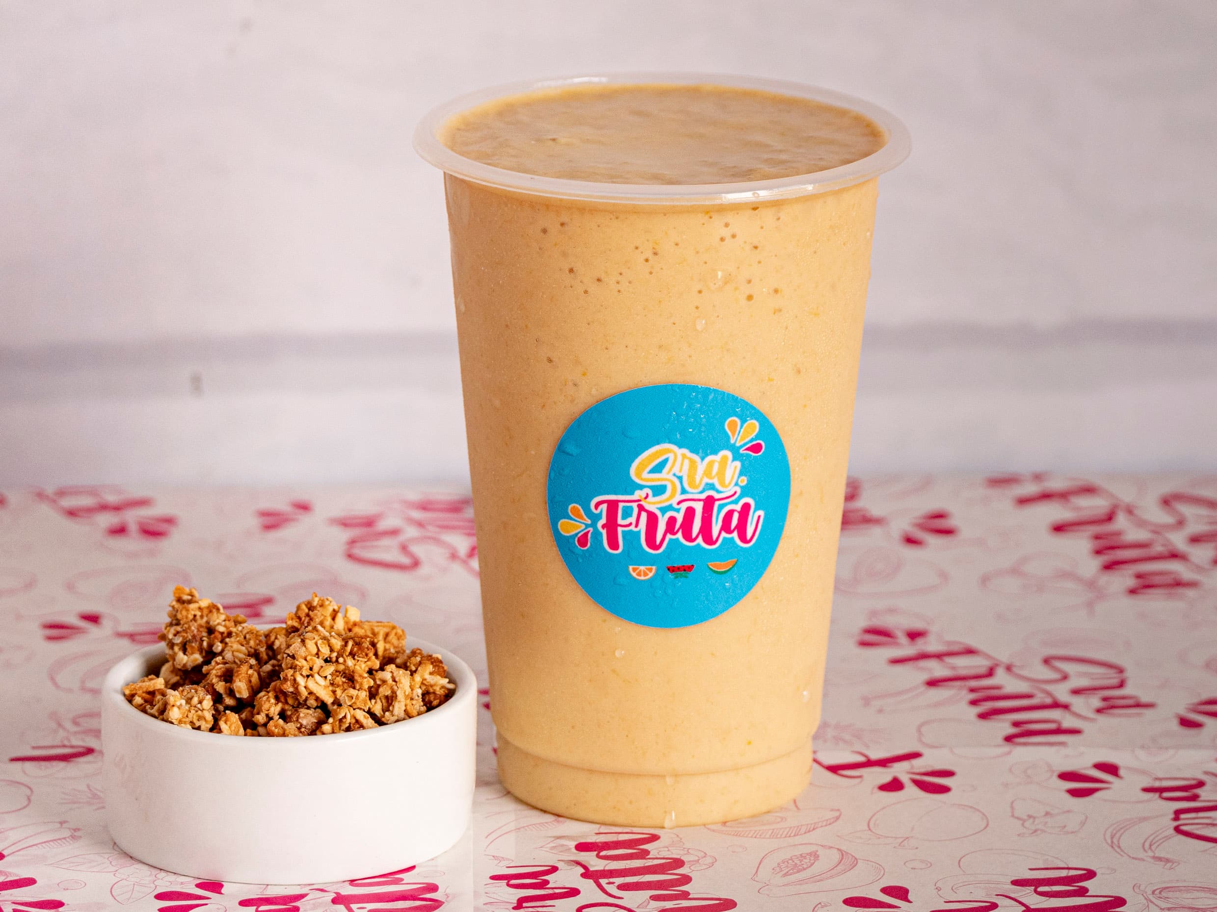 Jugo de Lúcuma, Plátano, Granola, Miel y Leche.