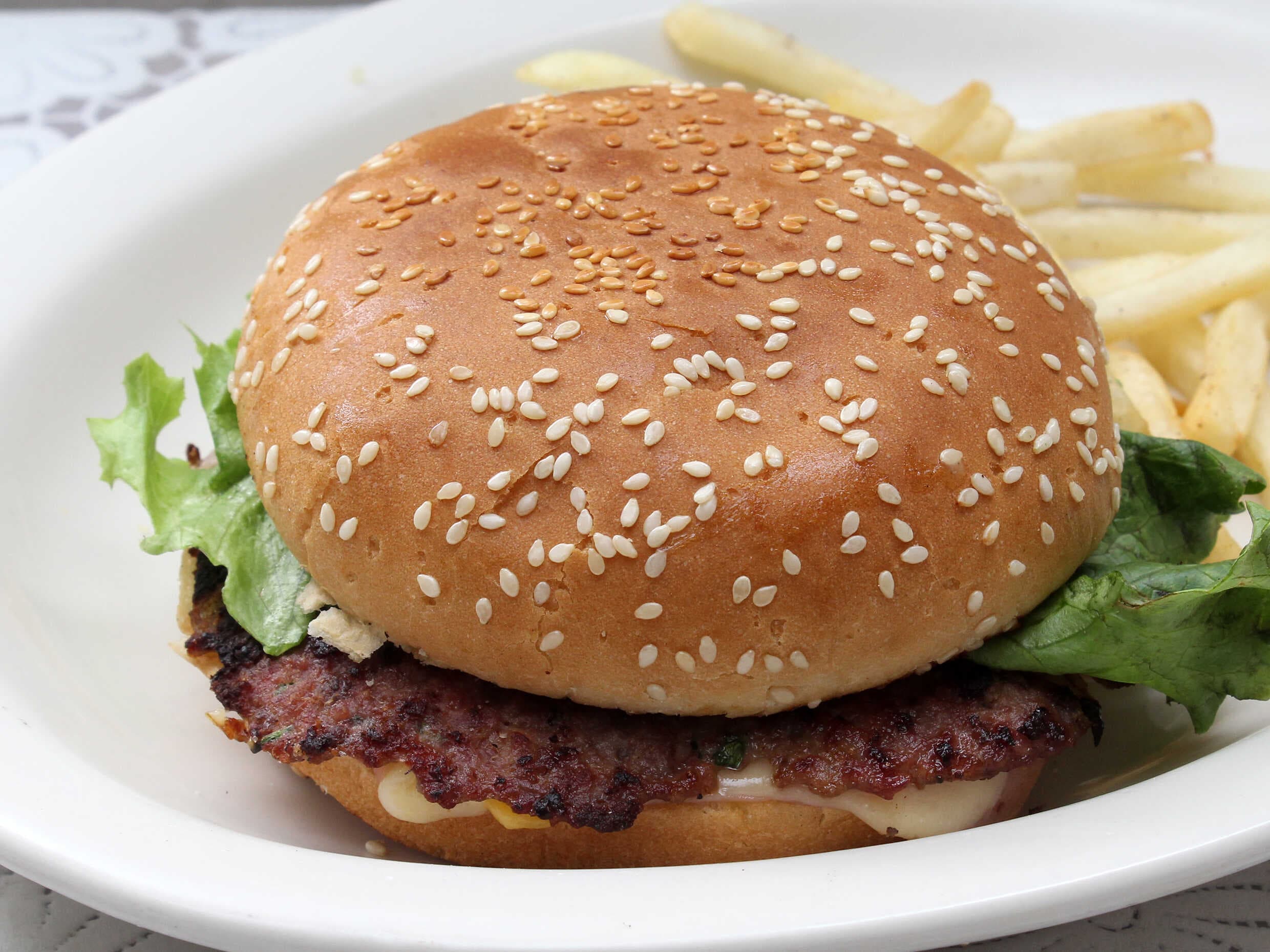 Hamburguesa Doble con Papas a la Francesa