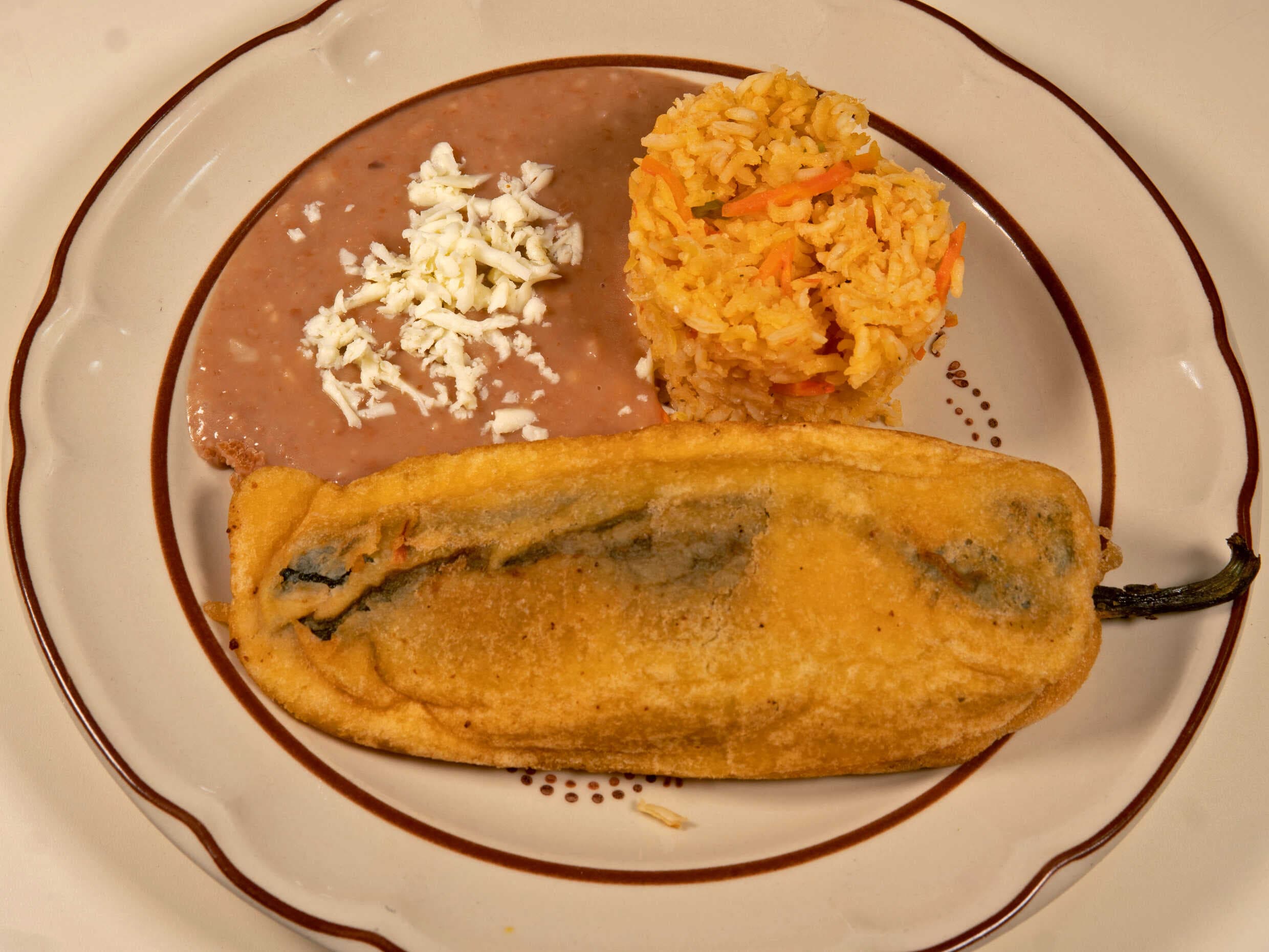 Comida Corrida con Chile Relleno de Picadillo