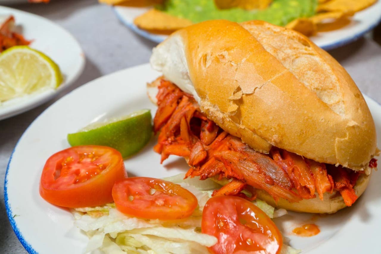 Dos tortas al pastor + Agua del día.