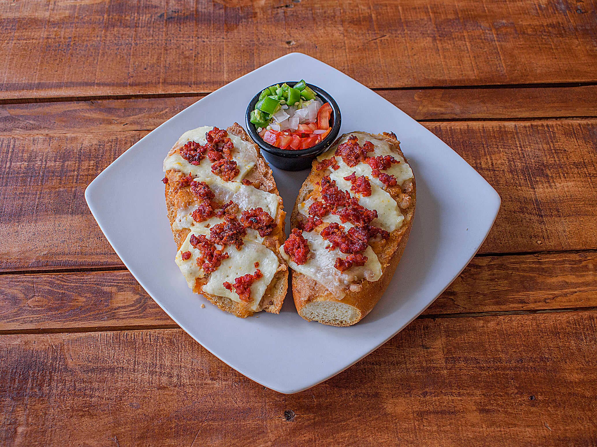 Molletes Salados + Tu Bebida Favorita