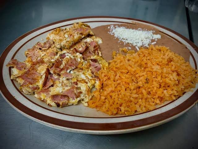 Huevos con Jamón, Frijoles y Arroz.