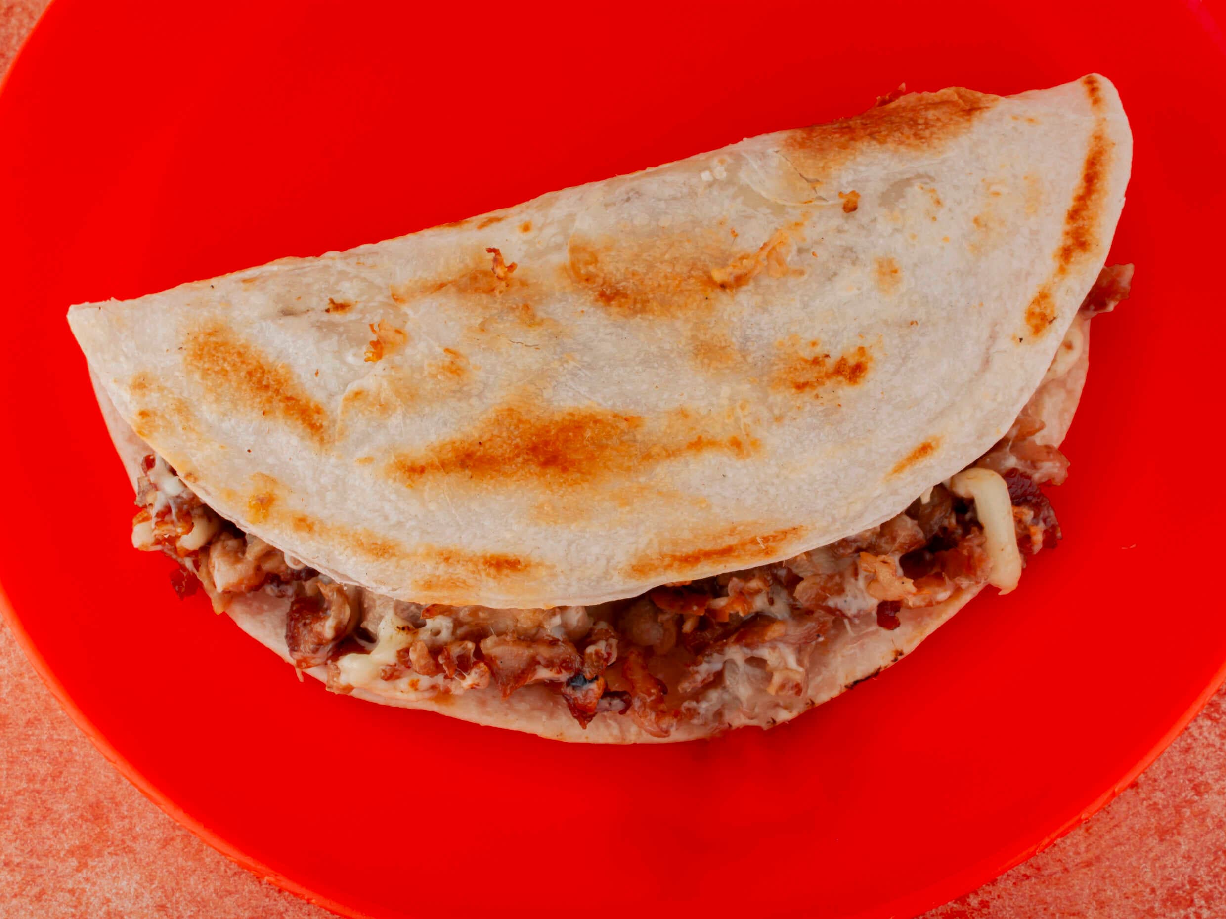 Taco de Bistec con Tortilla de Harina y Queso