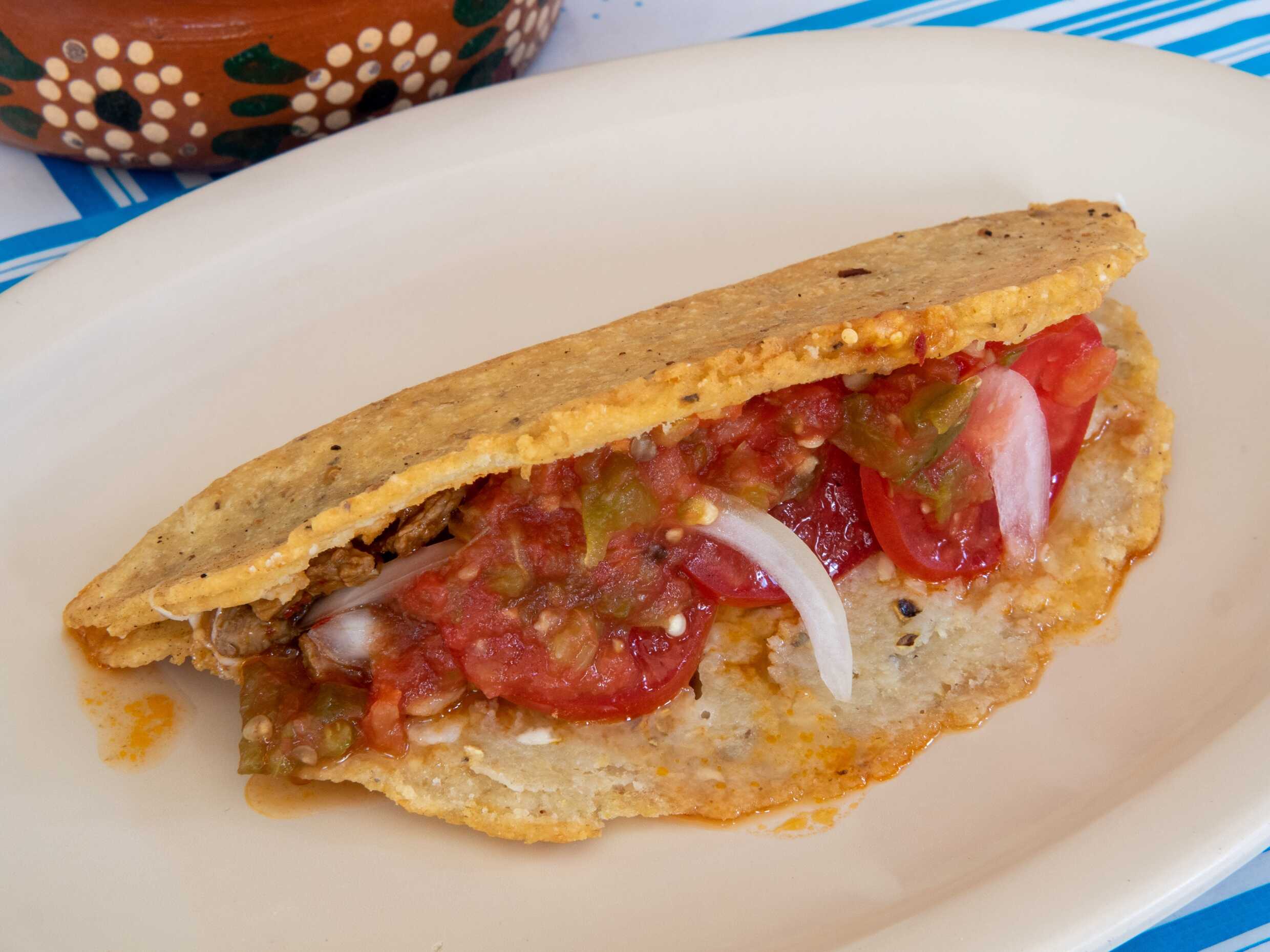 quesadilla frita bistec en salsa