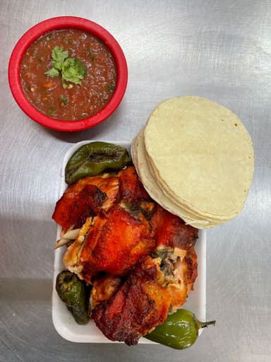 1 orden de pollo, salsa y tortillas