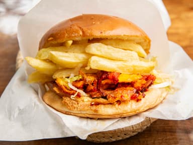 Sánguche Urraco(salchicha huachana+huevo+tocino)