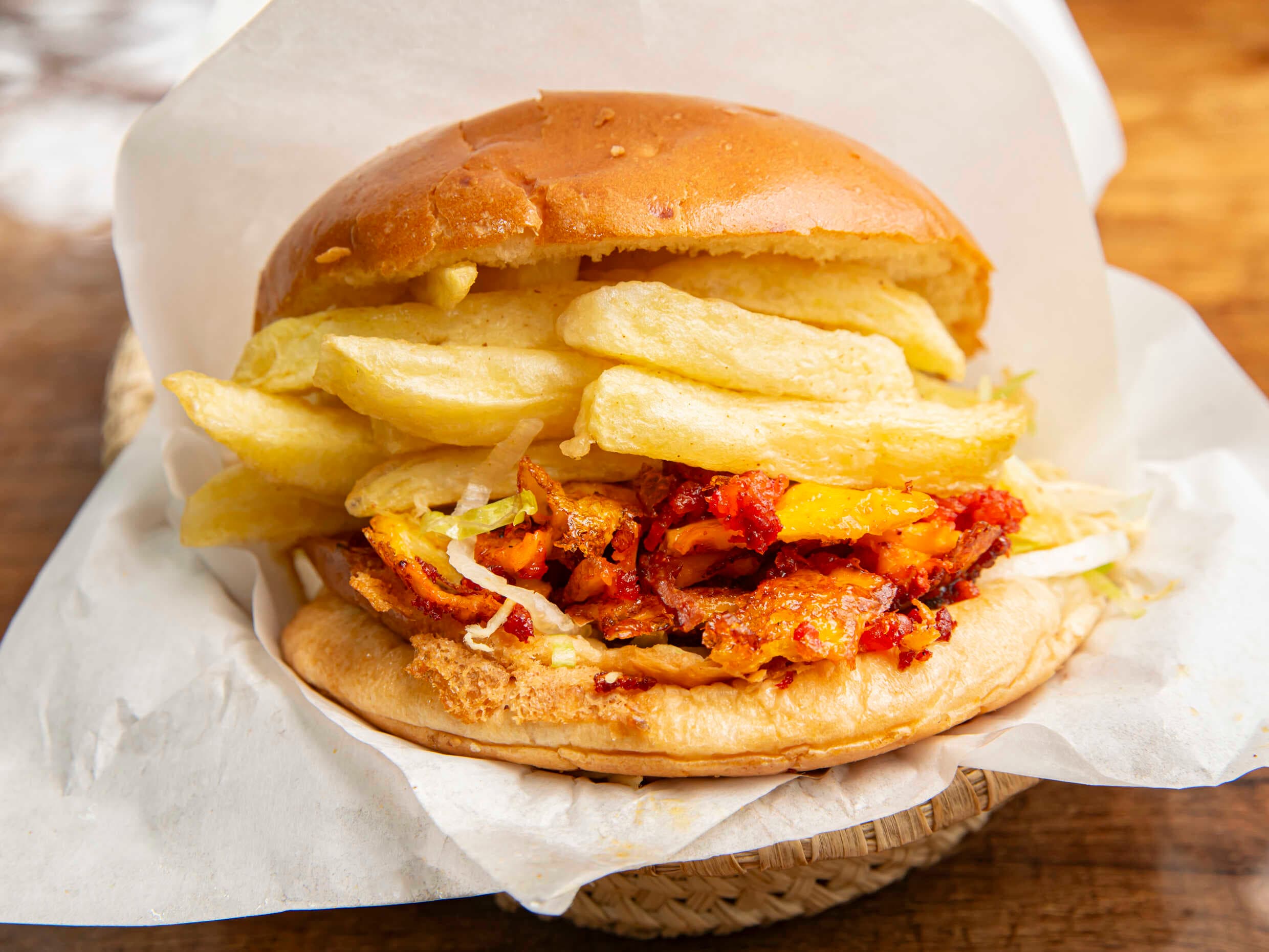 Sánguche Urraco(salchicha huachana+huevo+tocino)