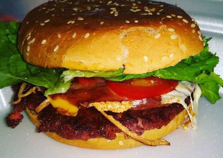 Hamburguesa de Carne Blue y Papas Fritas