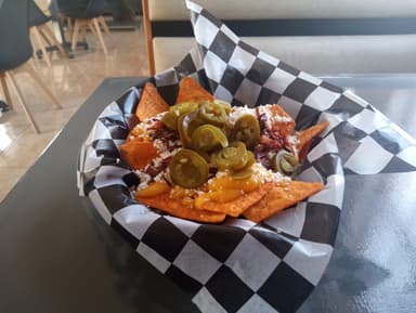 Alitas y Nachos