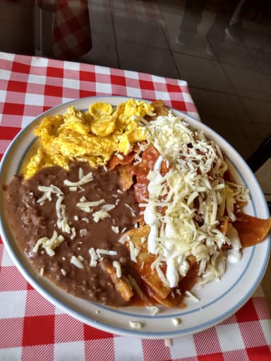 Combo-Chilaquiles Huevo + 2 Sopes + 1 Coca Cola