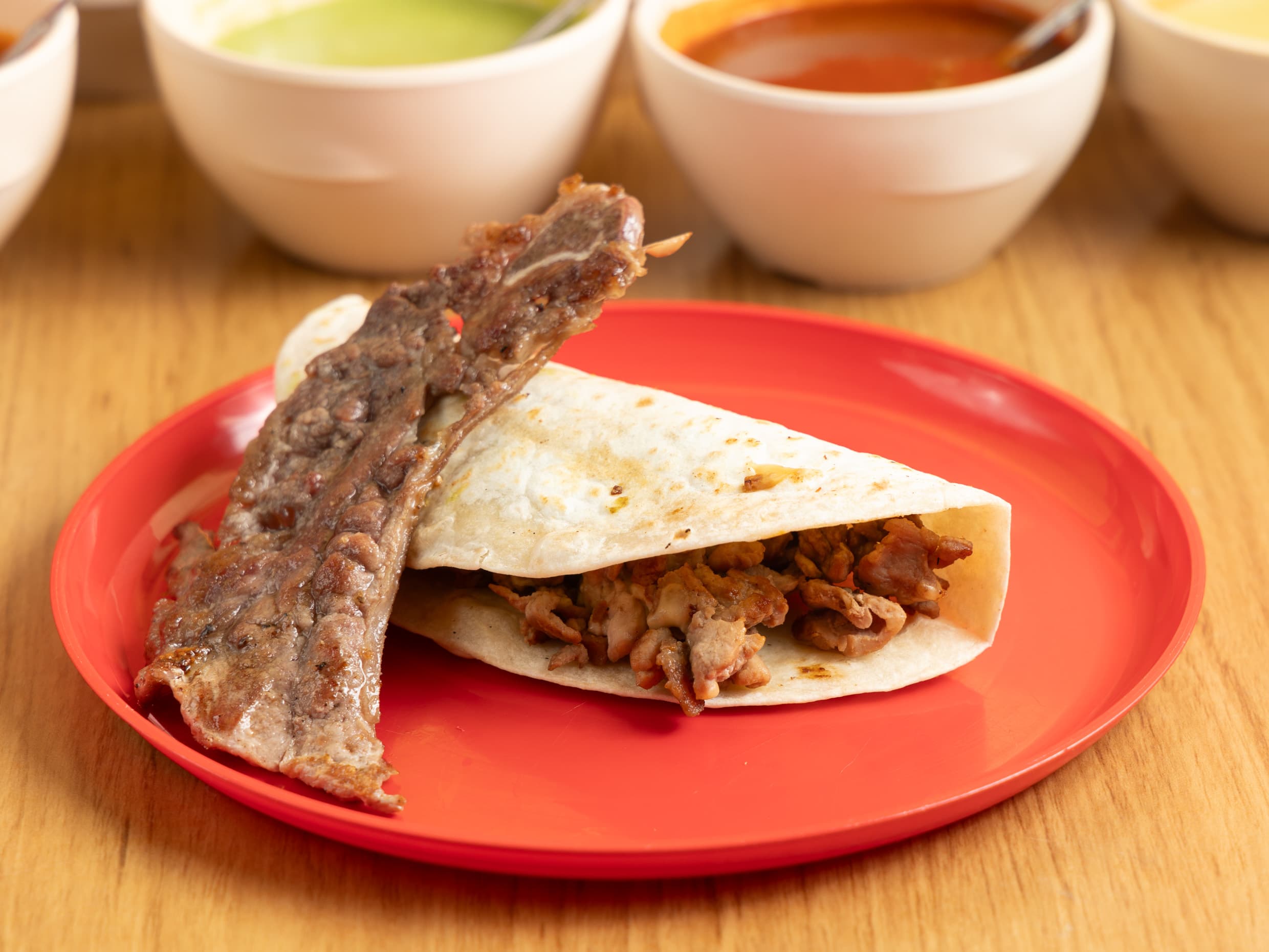 Taco de Costilla con Queso en Harina