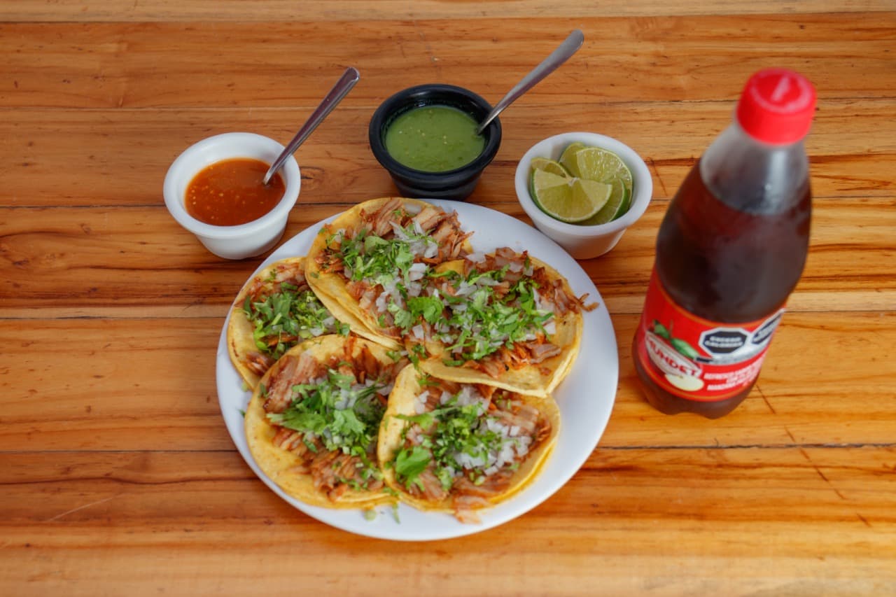 5 tacos de pastor + Horchata
