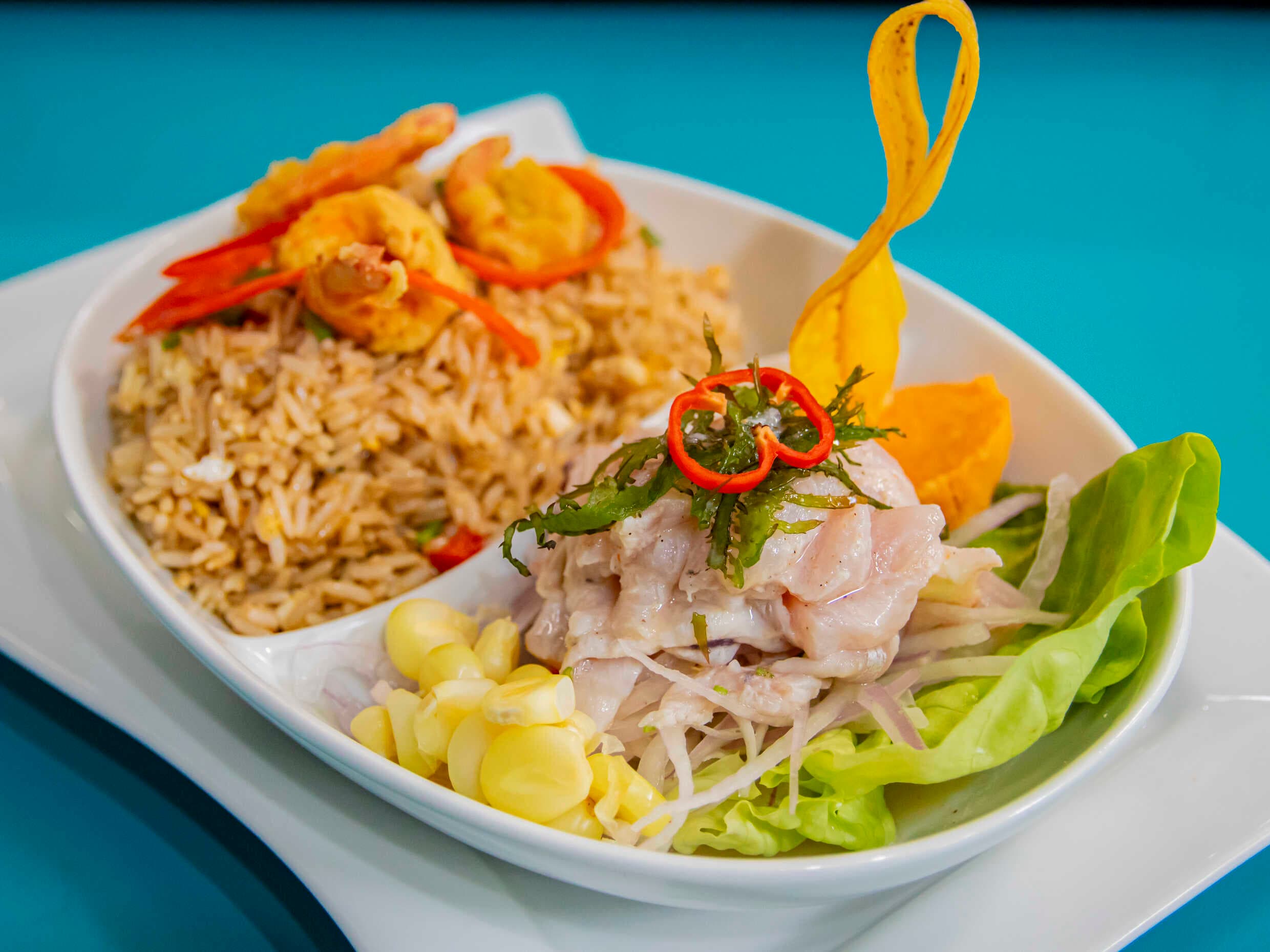 Ceviche de Pescado con Chaufa de Langostinos