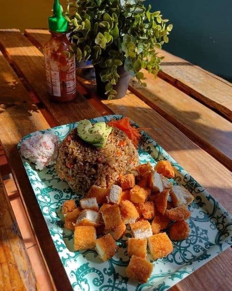Yakimeshi con Pollo Empanizado