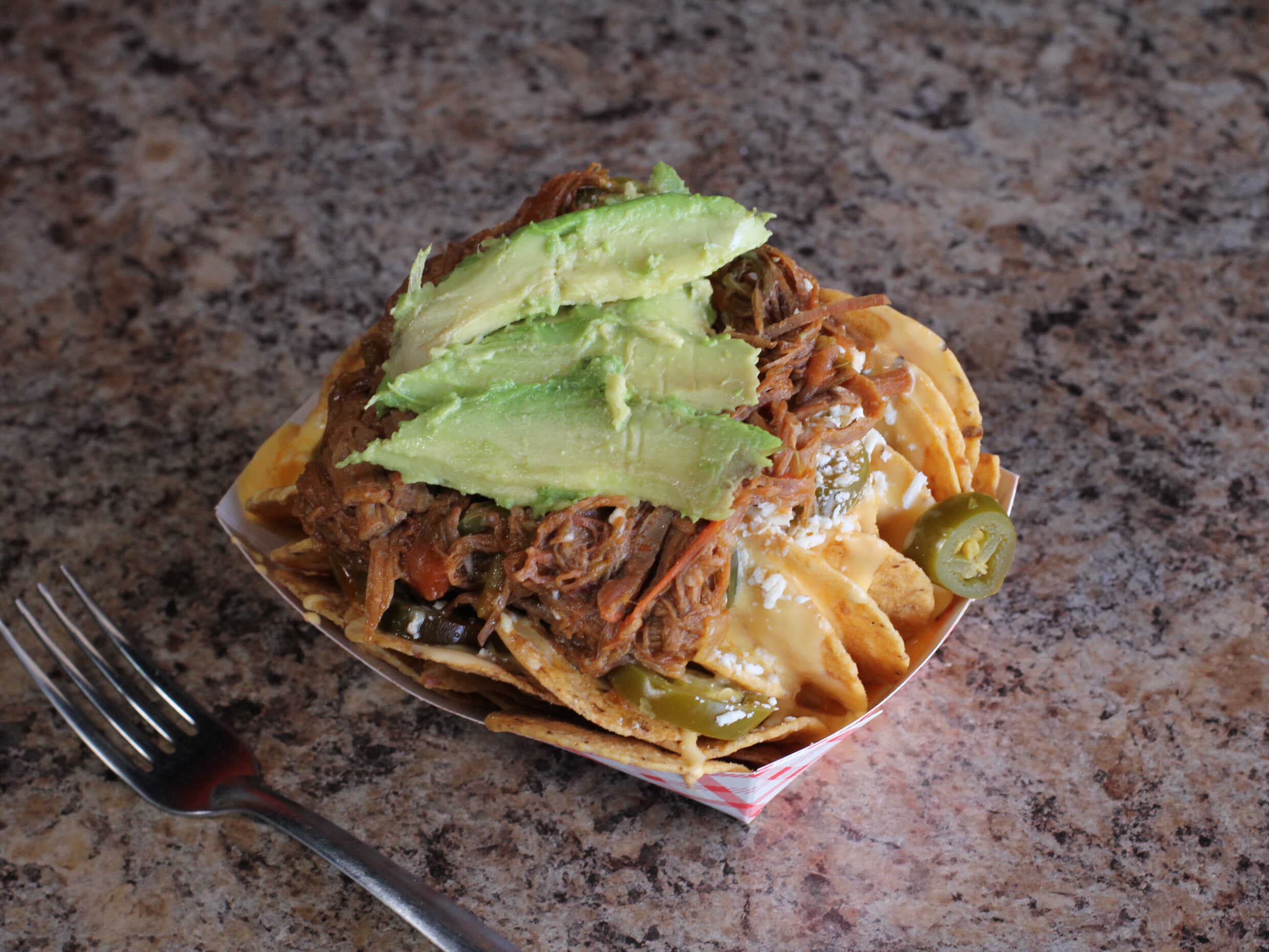 Nachos con carne y aguacate + Agua